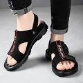 Herren Freizeit-Sandalen in Schwarz mit roten Streifen und rutschfester Gummisohle - EU 38 / Schwarz