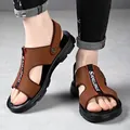 Herren-Sandalen aus braunem Leder mit schwarzer rutschfester Sohle und Zierstreifen - EU 38 / Braun