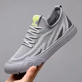 Ademende grijze heren slip-on sneakers van fly-knit mesh met geel sportlogo detail - 38 / Veters Casual Sportstijl (908) / Grijs