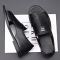 Herren-Sandalen aus schwarzem Leder mit Sport-Modeetikett und rutschfester Gummisohle - 38 / Offener Zehenstil (2801) / Schwarz
