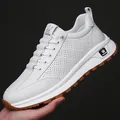 Weiße Slipper für Herren mit brauner Sohle und perforiertem Leder-Textur-Design - EU 39 / Weiß Ajour