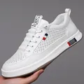 Witte slip-on sneakers voor heren met geperforeerd leer en driekleurig lint - EU 42 / Wit Opengewerkt