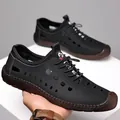 Atmungsaktive Herren Sandalen in Mattschwarz mit brauner Gummisohle und Elastik-Schnürzug - EU 38 / Schwarz