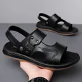 Herren-Strandsandalen aus schwarzem Leder mit rutschfester Sohle und Metallschnallen - EU 38 / Schwarz