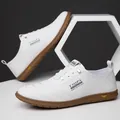 Weiße Herren-Freizeitschuhe mit Wellennähten und brauner Gummisohle in Variantenansicht - Weiß Ungefüttert