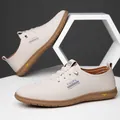 Modische Herren Slipper in Cremeweiß aus Leder mit hohl-atmungsaktivem Design und Gummisohle - Beige Ballerinas