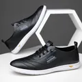 Schwarze Herren-Freizeitschuhe aus Leder mit weißer Gummisohle und Rautensteppmuster - Schwarz Einfarbige Schuhe