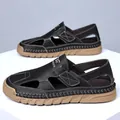 Herren Leder-Sandalen in Schwarz mit khakifarbener Sohle und Fashion-Logo-Detail - EU 38 / Schwarz