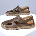 Braune Herren-Leder-Sandalen mit geschlossener Kappe, Ausschnitten und Klettverschluss - EU 38 / Braun