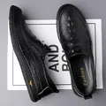 Mocassini da uomo in pelle nera con trama a onde e comode solette interne alla moda - EU 38 / Scarpe Nere Tinta Unita
