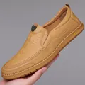 Mocassins pour hommes en cuir marron clair avec texture crocodile et coutures blanches - Jaune