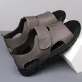 Donkerbruine leren herensandalen met ademende uitsparingen en klittenbandsluiting - EU 38 / Grijs