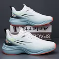 Chaussures de course en maille blanche avec dégradé noir vert et détails de semelle orange - EU 38 / Blanc Doublé Polaire