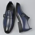 Dettaglio scarpa monk strap blu navy con sfumatura nera e fibbia in metallo scuro - EU 38 / Blu
