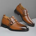 Dettaglio scarpa monk strap in pelle marrone con finitura sfumata e fibbia - EU 38 / Marrone