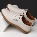Atmungsaktive Herren-Slipper aus Leder in Hellbeige mit brauner Gummisohle - EU 38 / Gebrochenes Weiß