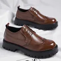 Zapatos brogue para hombre en marrón oscuro con suela gruesa de goma y cuero troquelado - EU 38 / Marrón