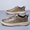 Herren Retro Kunstleder-Sneaker in Olivbraun mit dicker beiger Sohle und Schnürung - EU 38 / Grau