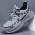 Scarpa da corsa grigia traspirante con suola spessa ammortizzata e dettagli geometrici - EU 38 / con pile / Grigio