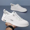 Weiße Herren-Leder-Sneaker mit grauem Fersenakzent und Details der Trikolore-Flaggen - EU 38 / Weiß