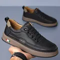 Herren Freizeit-Sneaker aus schwarzem Leder mit dicker brauner Sohle und Texturierung - EU 38 / Schwarz