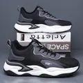 Heren sneakers van zwart en grijs mesh met dikke witte gegolfde zolen - Zwart Gevoerd met Fleece