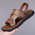 Dunkelbraune Leder-Sandalen für Herren mit verstellbarem Fersenriemen und Nähten - EU 38 / Braun