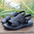 Herren-Sandalen aus schwarzem Kunstleder mit Ziernähten und metallener Stern-Niete - EU 38 / Schwarz