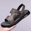 Dunkelbraune Herren-Sportsandalen mit Holzmaserung-Riemen und strapazierfähiger Gummisohle - EU 38 / Braun