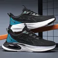 Herren Mesh Laufschuhe in Blau und Schwarz mit dicker weißer Polstersohle - EU 38 / Schwarz