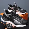 Baskets en maille respirante pour hommes en noir et gris avec semelle blanche - Noir (Style Surface Cuir)