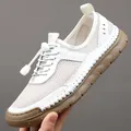 Weiße atmungsaktive Herren-Sommersneaker mit brauner Gummisohle und Schnellverschlusssystem - EU 38 / Weiß