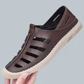 Dunkelbraune Leder-Sandalen für Herren mit atmungsaktivem Hohlraum und Gummisohle - EU 38 / Braun