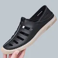 Schwarze Herren Ledersandalen mit Belüftungsschlitzen und dicker beiger Sohle im Outdoor-Stil - EU 38 / Schwarz