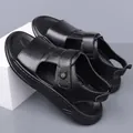 Sandalias de playa de cuero negro para hombre con logo A dorado y suela blanda gruesa - 38 / Negro (1529)