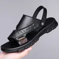 Herren-Freizeitsandalen aus schwarzem Leder mit U-Metall-Dekor und rutschfester Sohle - EU 38 / Schwarz
