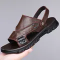 Herren-Sandalen aus dunkelbraunem Leder mit Litschi-Struktur und Fersenriemen - EU 38 / Braun