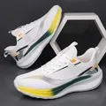 Moderne witte ademende mesh hardloopschoenen met gele en groene mode-accenten - 38 / Wit Groen