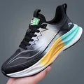 Heren hardloopschoenen van mesh in zwart en wit met geel-cyaan verloopzool - 38 / Zwart