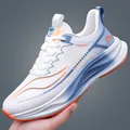 Ademende herensneakers van mesh in wit met blauwe en oranje accenten voor sport - 38 / Wit en Oranje