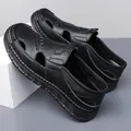 Schwarze Herren-Ledersandalen mit atmungsaktiven Aussparungen und rutschfester Gummisohle - EU 38 / Schwarz