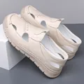 Herren Sandalen aus cremefarbenem Leder mit Cut-outs, Handnaht und rutschfester Sohle - EU 38 / Gebrochenes Weiß