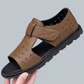 Dunkelbraune Herren-Klettsandalen mit hohlem, atmungsaktivem Design und Gummisohle - EU 38 / Braun