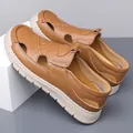Herren-Freizeitsandalen aus braunem Leder mit atmungsaktivem Design und weißen Sohlen - EU 38 / Braun