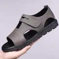 Sandalias romanas de cuero marrón para hombre con diseño transpirable y velcro - EU 38 / Gris