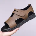Sandalias romanas de cuero marrón para hombre con recortes y cierre de velcro - EU 38 / Marrón
