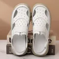 Herren Leder-Sandalen in Weiß mit atmungsaktivem Lochmuster und robuster Gummisohle - EU 38 / Weiß