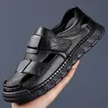 Herren Sandalen aus schwarzem echtem Leder mit Ausschnitten und Klettverschluss - EU 38 / Schwarz