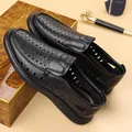 Schwarze Herren-Leder-Slipper mit atmungsaktivem Laserschnitt und Gummisohle - EU 38 / Schwarz