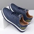 Marineblaue Herren-Sneaker aus Mesh mit atmungsaktivem Kunstleder und gelben Streifen - Blaues Leder